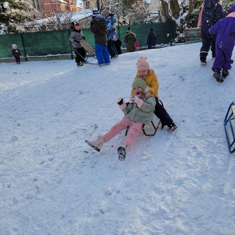 Zabawy Na Niegu Przedszkole Nr W Malborku