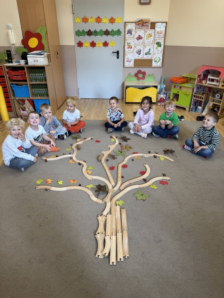 „Jesienne drzewo”  zabawa z elementami metody Montessori 