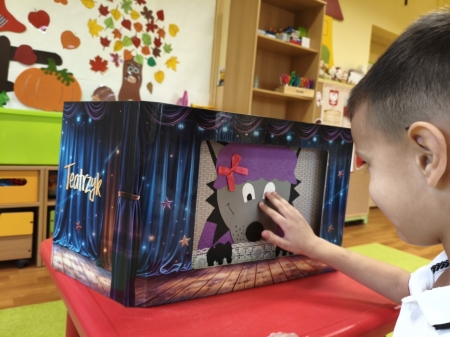 CZERWONY KAPTUREK - TEATRZYK KAMISHIBAI