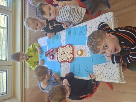 Praca plastyczna - ''Kwiaty z popcornu''