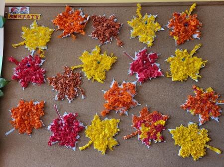 ''Kolorowe liście'' - praca plastyczna wykona z pomocą bibuły. 